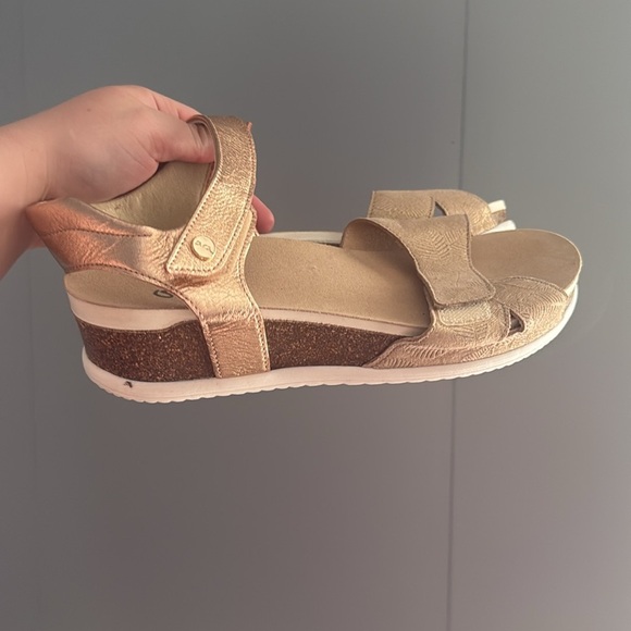 Ara High Soft Sandals in Cream and Gold Size 8/39 - Picture 2 of 5